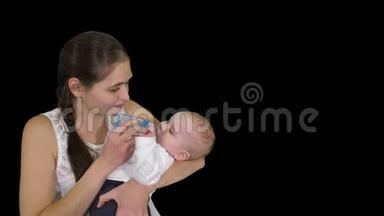 母亲<strong>抱</strong>着婴儿从阿尔法频道的瓶子里<strong>喂奶</strong>